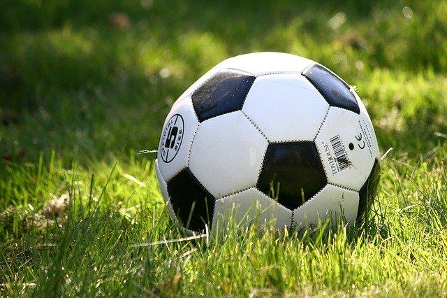 小学生はどれを選ぶ？サッカーボールの種類解説 | サカイク